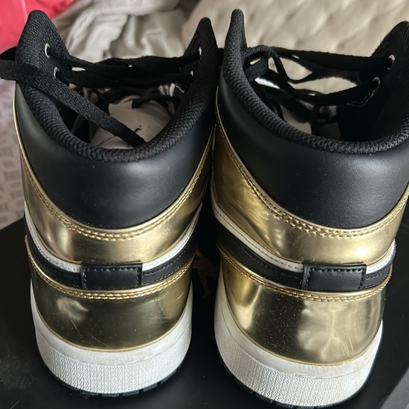 Jordan Mid SE in Metallic Gold and Black - 12 - Picture 3 of 6